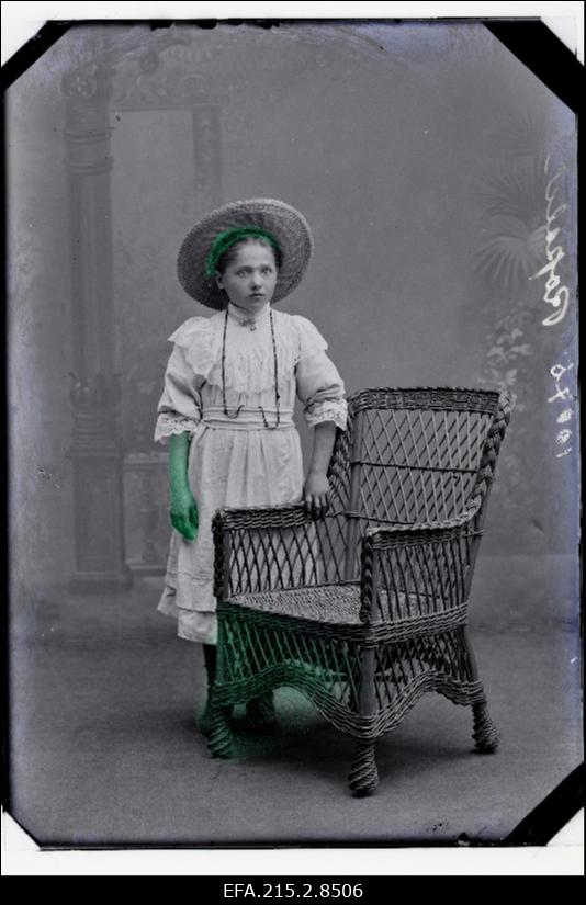 Ropsleri tütar õlgkübaraga.