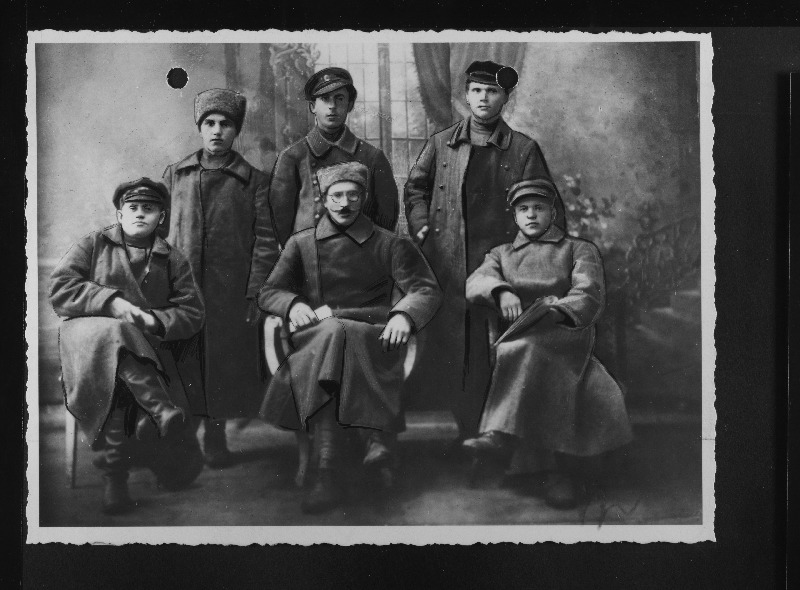 Grupp Tartu - Putilovi partisanisalga võitlejaid, kes võtsid osa lahingutest sakslaste vastu Sompa, Jõhvi ja Narva all ning mujal. Istuvad vasakult: Hartsman - Tallinna punakaartlane, Pobus - Narva punakaartlane, Gjatš - putilovlane. Seisavad: Dobjaš - putilovlane, Ridman - eesti punakaartlane Peterburist.