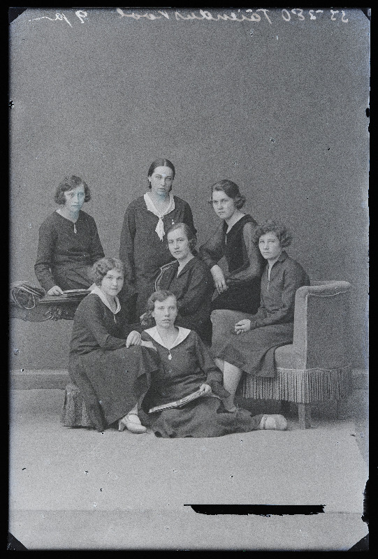 Grupp Viljandi Täienduskooli lõpetajaid.