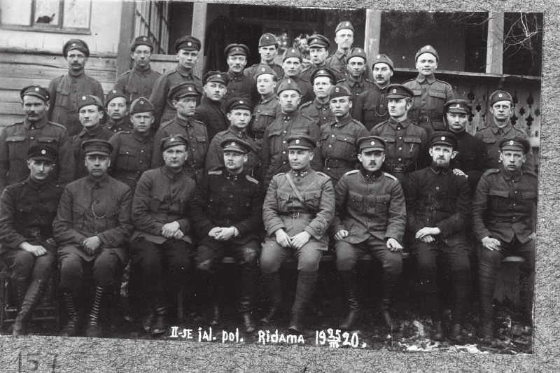 2.Jalaväepolgu staabi reajaoskonna kirjutajad. Esireas vasakult neljas polgu adjutant leitnant Rudolf Veidebach, viies polguülem kapten Aleksander Rosalk, kuues adjutandi abi alamleitnant Juhan Paul.