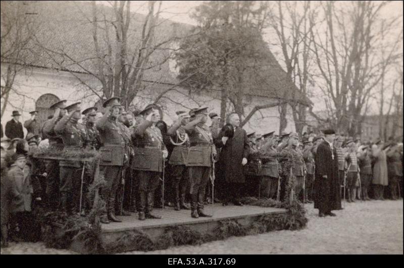 8.Üksik Jalaväepataljonile lipu annetamise paraad. Ees keskel paraadi vastuvõtja kaitseministri abi kindralmajor Paul Lill.