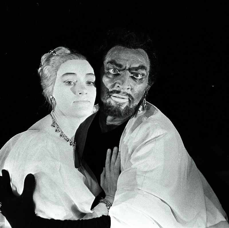 Stseen G. Verdi ooperist Othello teatris Estonia. Othello – Aleksander Püvi, Desdemona – Liidia Panova.