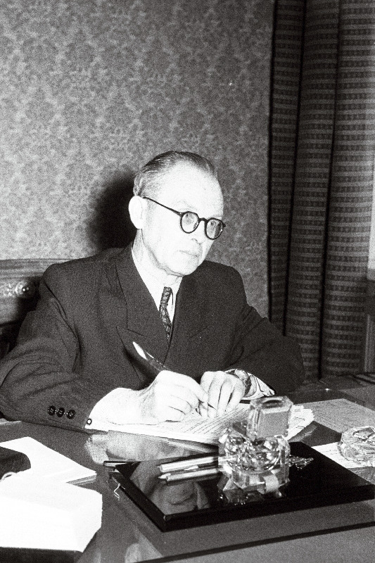 Eesti revolutsioonilise liikumise tegelane, kindralmajor Aleksander Resev oma töölaua taga.