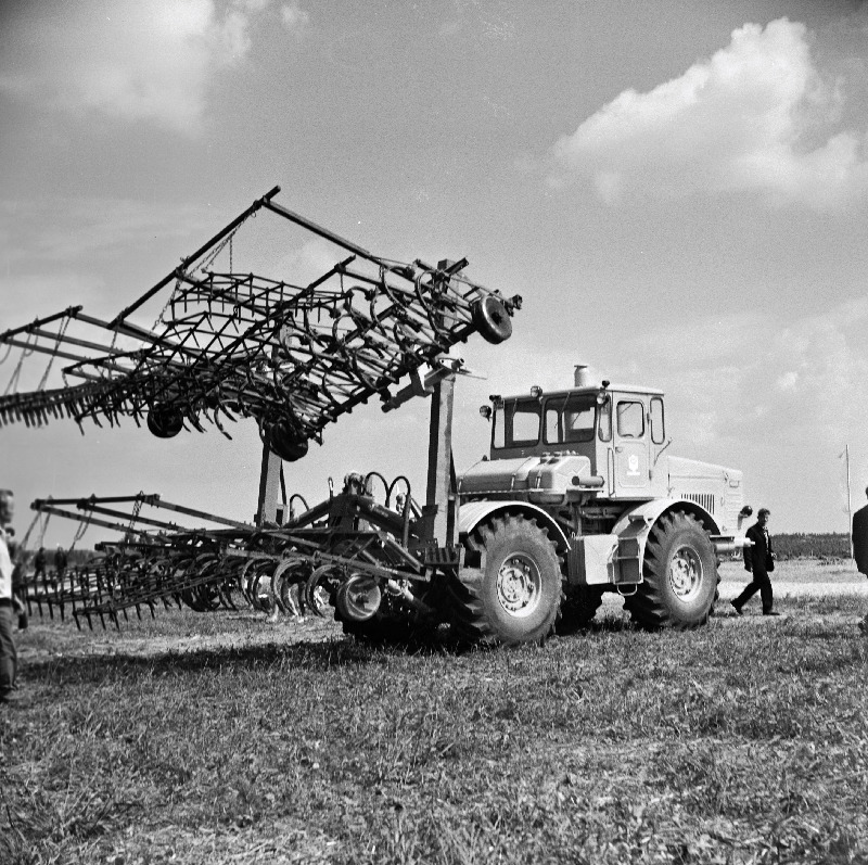 K-700 haakriistad põllumajanduse töötajate kutsealade võistlusel J. Gagarini nimelise näidissovhoostehnikumis.