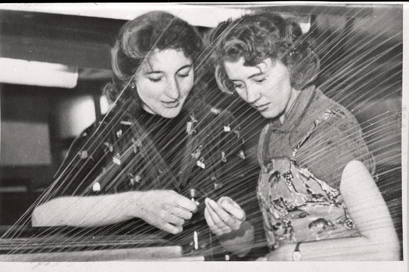 Tekstiilivabriku Punane Koit kangruosakonna üks tublim kangur, Tallinna linnanõukogu saadik vabriku töötajate poolt esitatud Amanda Roes koos oma õpilase Aime Keldega (paremal).