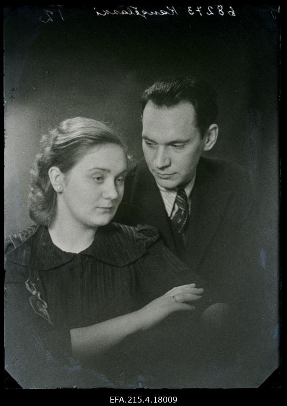 Ugala teatri näitleja Mari Kangilaski (aastani 1937 Kiin) ja abikaasa, vabakutseline kunstnik Juhan Kangilaski.