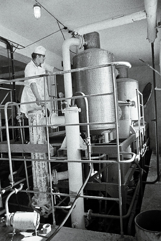 Viljandi rajooni Kalju kolhoosi Vastsemõisa lõssipulbri tsehhi meister Jaan Siimsoo kontrollib Saksa DV-st saadud vaakumagregaadi ja Rostovi Masinaehitustehasest saadud valtskuivatite tööd.