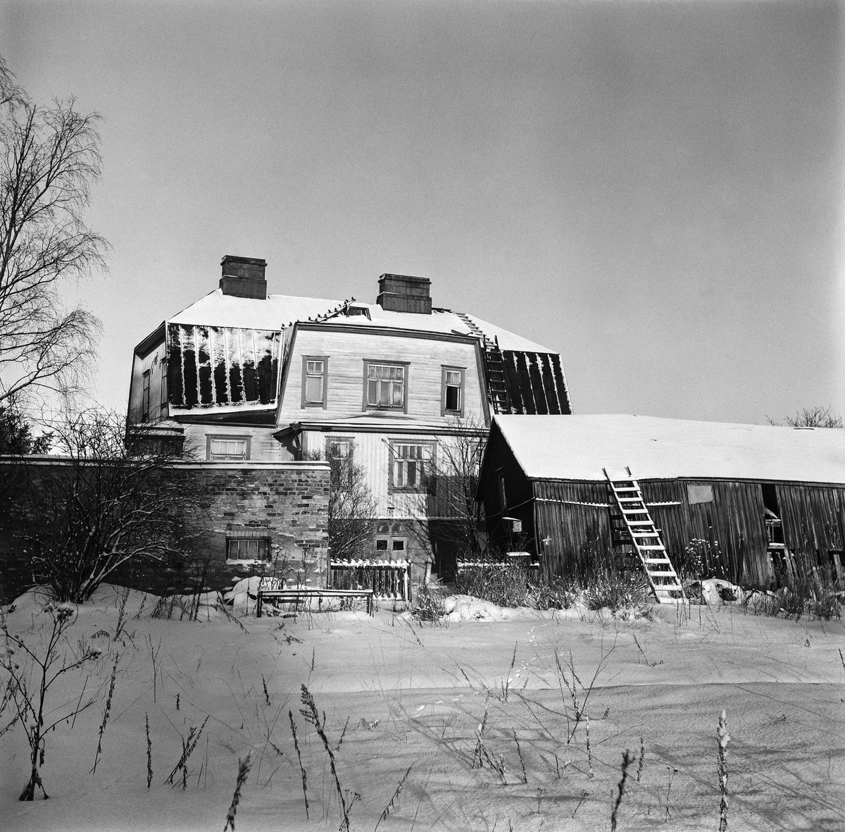 Kaksikerroksinen puutatalo Malmilla
