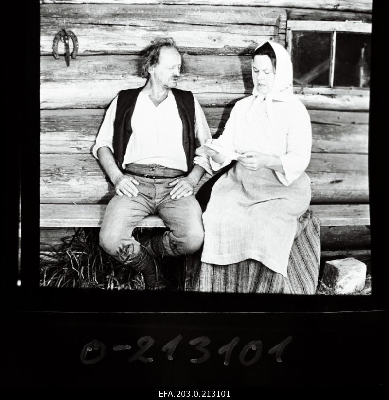 Kaader Tallinnfilmi mängufilmist "Suvi". Tootsi isa osas Jüri Järvet, Tootsi ema osas Herta Elviste.