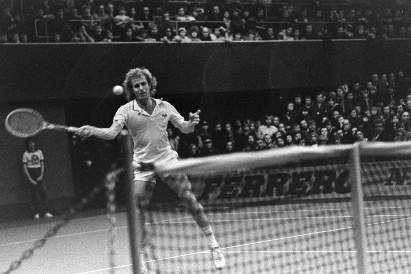 Tennise demonstratsiooniõhtu Kadrioru tennisehallis. Ameerikai tennisist Vitas Gerulaitis mänguhoos.