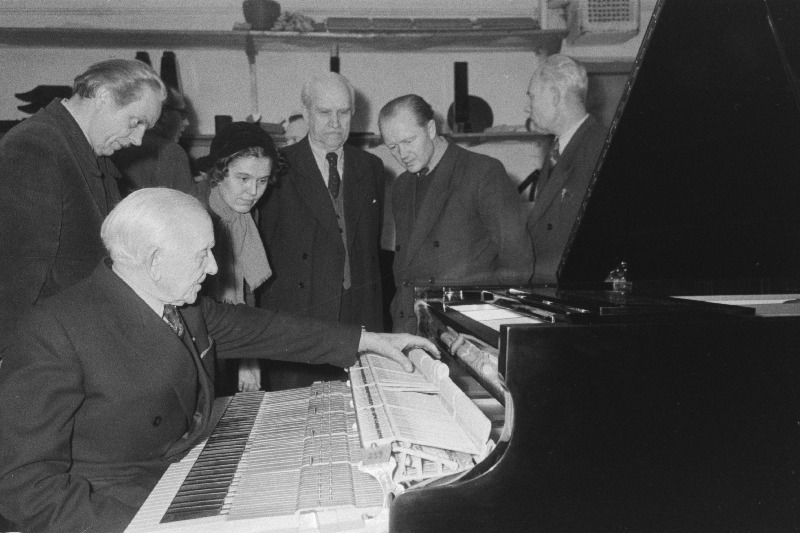 Tallinna Klaveritehase peainsener Ernst Hiir kontrollib Brüsseli maailmanäitusele saadetava klaveri tehnilist seisukorda.