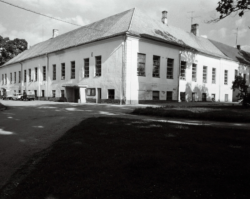 Vaade Vinni näidissovhoosi kontorihoonele.