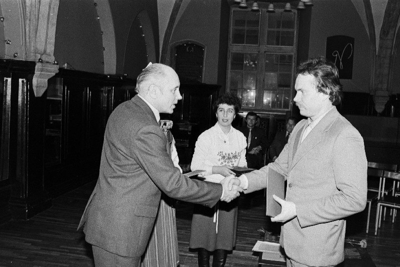 ELKNÜ 66. aastapäevale pühendatud töökuulsuse aktusel J.Kreuksi nim. Noorsoo Kultuuripalee saalis annab Eesti NSV Kutsehariduskomitee esimees Eduard Tšerevaško Pärnu 13. Kutsekeskkooli meistrile Urmas Ailtile üle tänukirja Moldaavia NSV maavärina tagajärgede kõrvaldamises osalemise eest