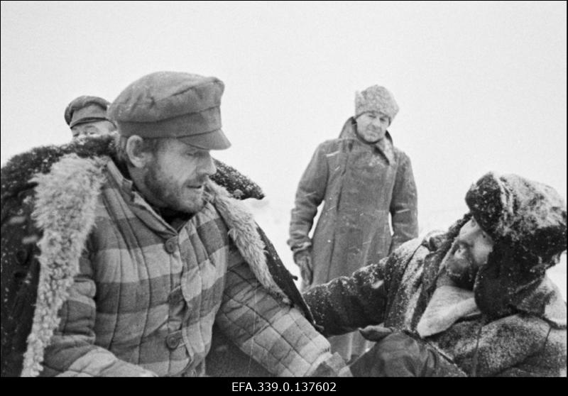 Filmistuudio "Tallinnfilm" mängufilmi "Gladiaator" režissöör Veljo Käsper (paremal) Laari osatäitjat Leonhard Merzinit juhendamas.