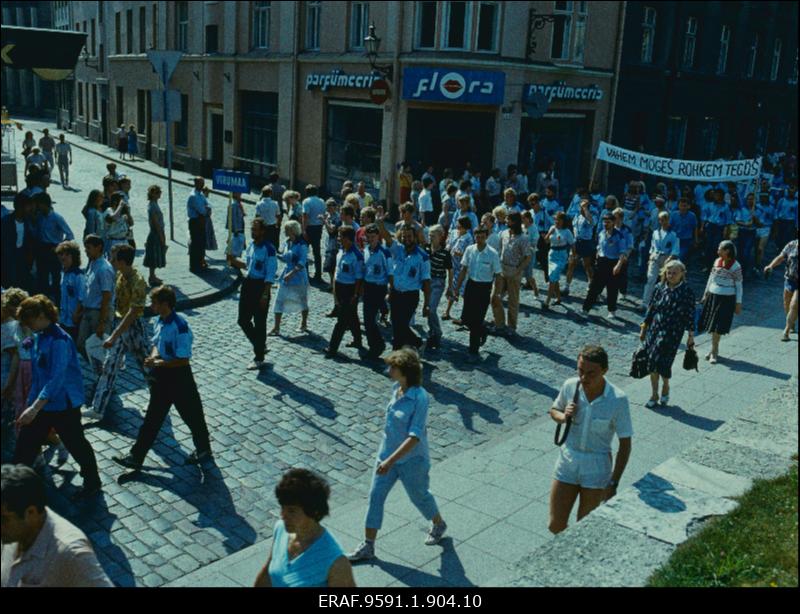 Eesti Üliõpilaste Ehitusmaleva 1988. aasta (25. aastapäeva) hooaja avamise ürituse rongkäik Tallinna vanalinnas