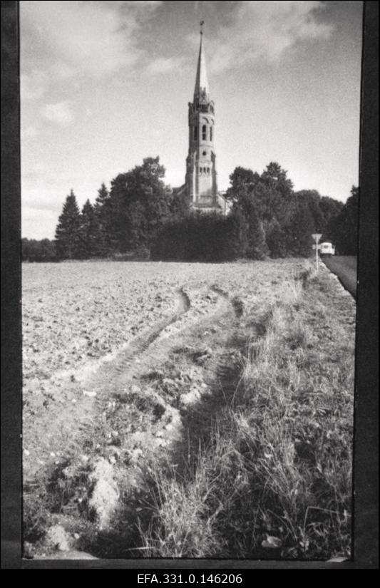 Vaade Halliste kirikule.