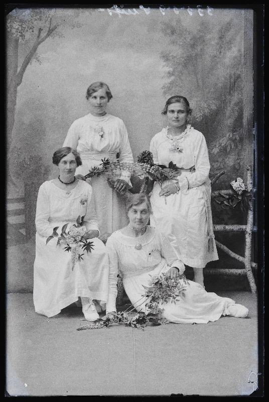 Grupp naisi lilledega, (foto tellija Suits).