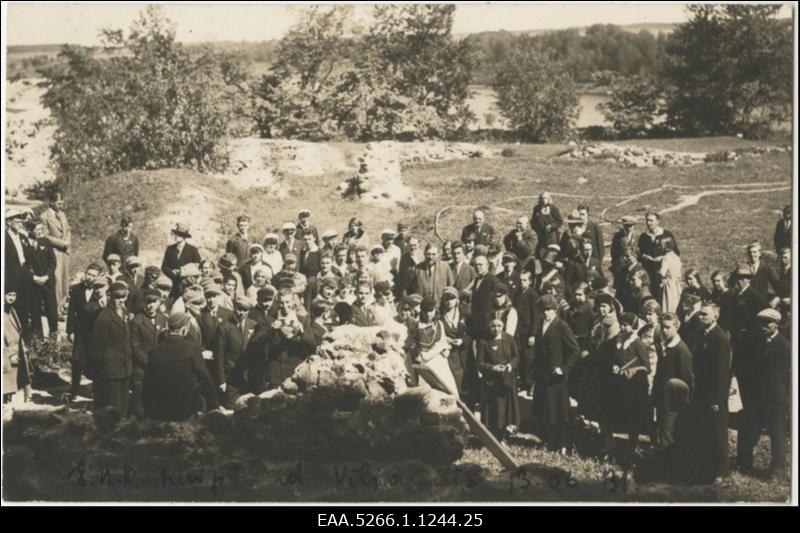 Eesti Noorsoo Karskusliidu liikmete suvepäevad Viljandis. Grupifoto maastikul