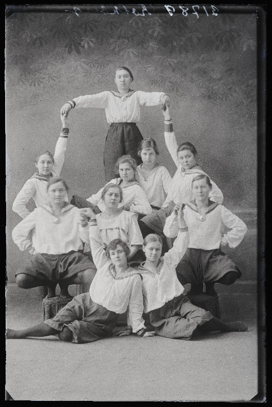 Neidude tantsugrupp juhendajaga, (foto tellija Rotberg).