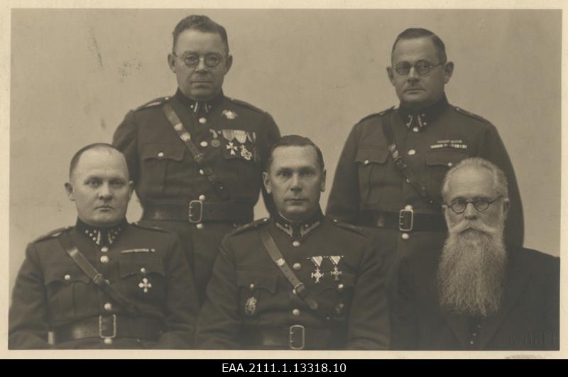 Kaitseliidu Tallinna maleva juhatus. Istuvad vasakult: malevapealiku abi Karl Terras, malevapealiku ajutine kohatäitja major Jaan Lepp, maleva propagandapealik Karl Ernst Särgava. Seisavad: maleva koduvanem tööstur Aleksander Tõnisson, maleva majanduspealik pangadirektor Peeter Kurvits