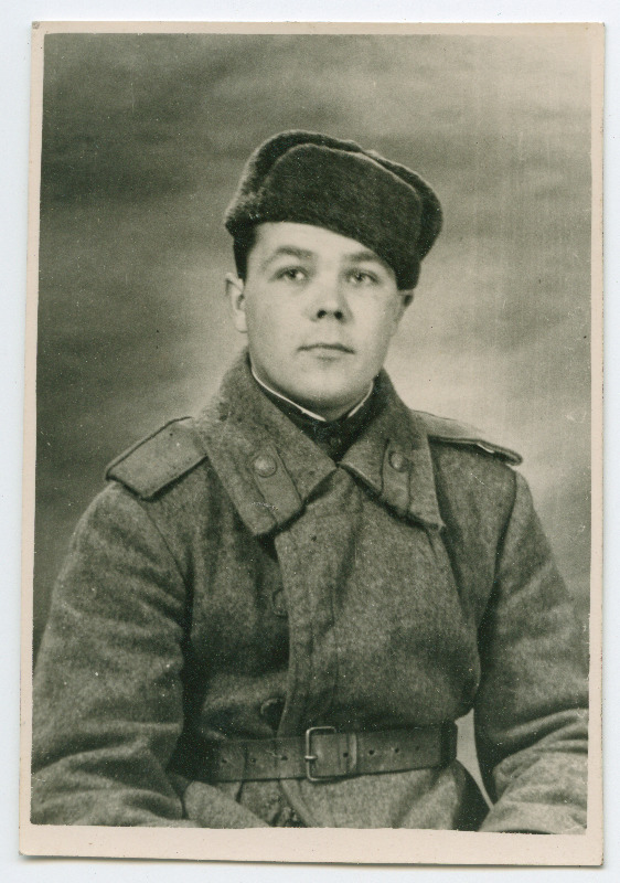 Fotoportree tuvastamata noormehest sõduri sinelis