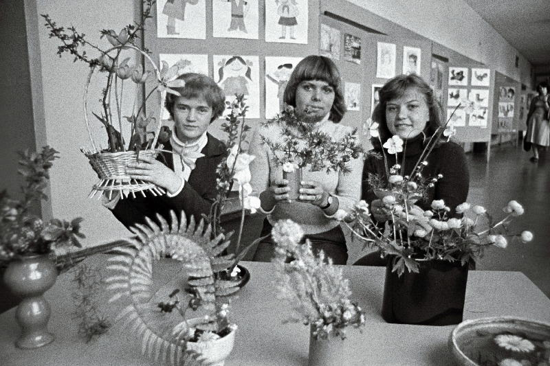 Tallinna Pedagoogilise Kooli õpilased omakoostatud ikebanadega.