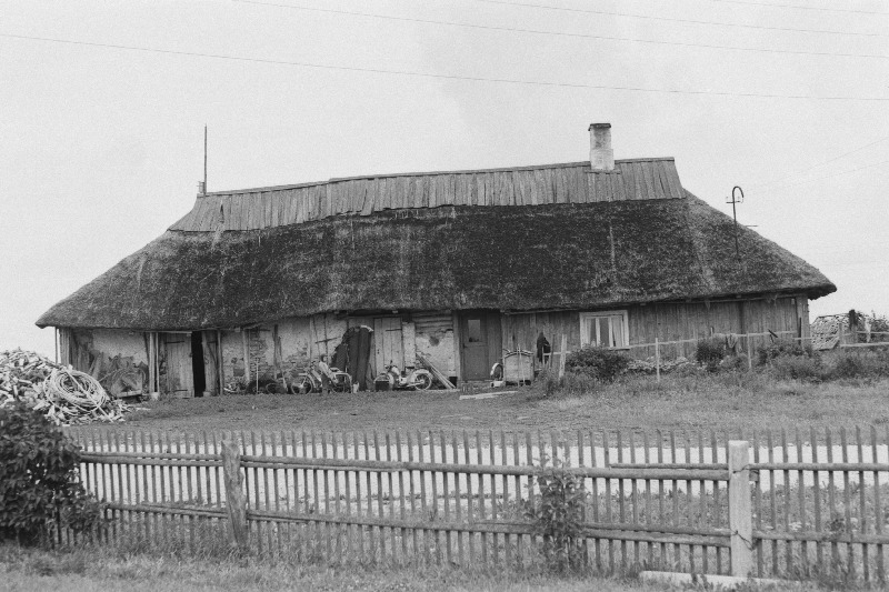 Puulaiu vana kõrts Hiiumaal.