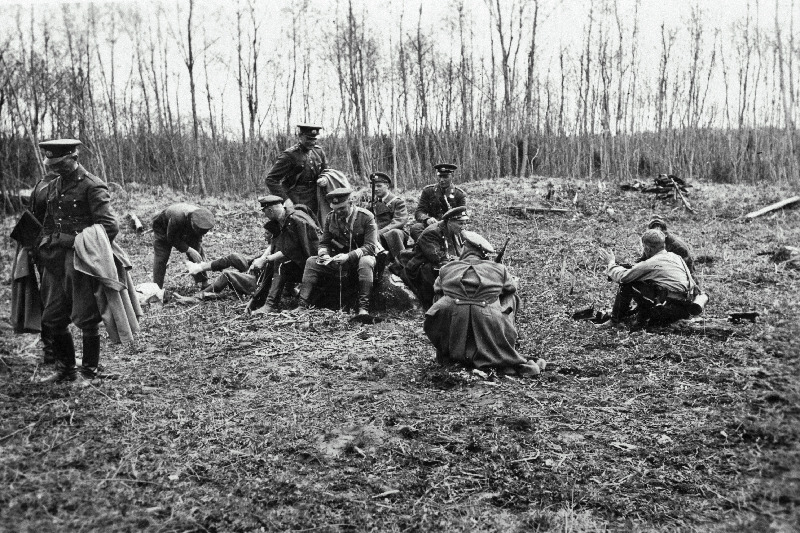 Sõjakooli ohvitserideklasside jalaväe klassi lipnikud enne patrulljooksu starti.