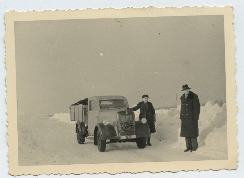 Kaks meest veoauto juures lumisel teel