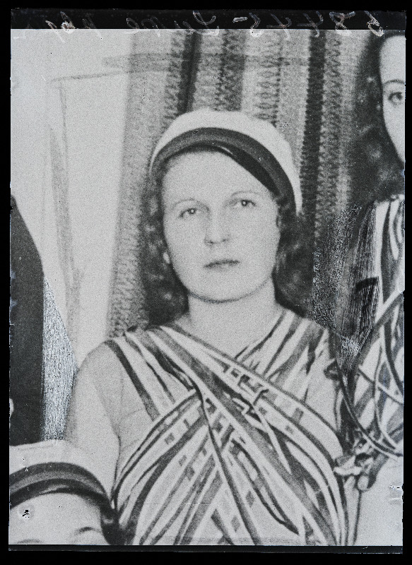 Teklis neiu grupifotol, (19.01.1932 fotokoopia, tellija Lupe [Luppe]).