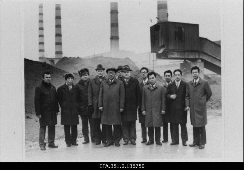 Korea RDV- i delegatsioon tutvub Balti Soojuselektrijaamaga.