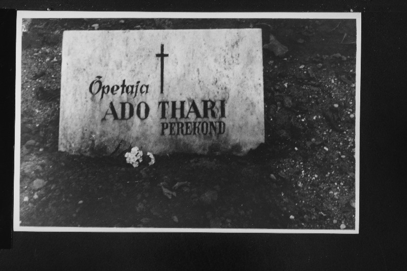 Kirjaniku ja õpetaja Agnes-Elsa Taari (Kajara) isa õpetaja Ado Thari haud Halliste kalmistul.