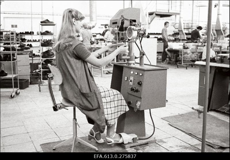 Ekspordibüroo tellimus - "Kommunaari" puittaldadega jalatsid.