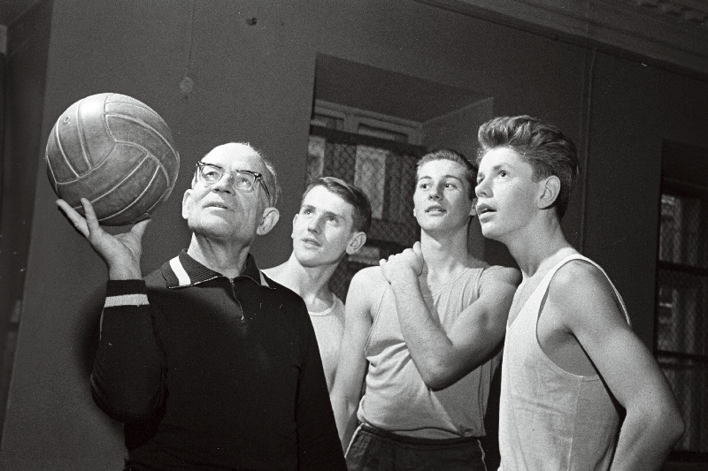 Tartu 1. Keskkooli kehalise kasvatuse õpetaja, Eesti NSV teeneline õpetaja Endel Arand juhendamas 10c klassi poiste korvpallimängu.