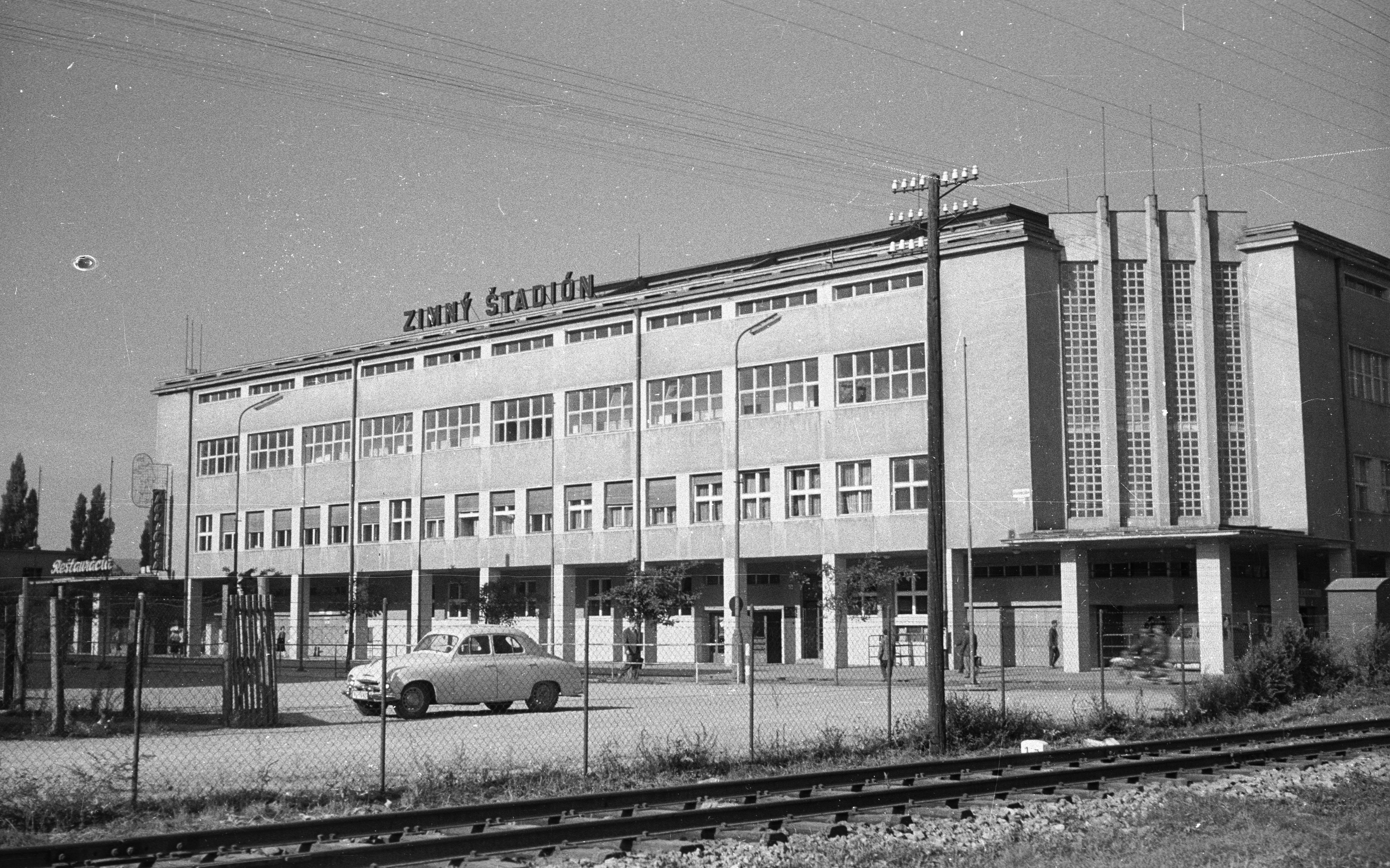 Trnavská cesta (egykor Nagyszombati út), jégcsarnok. Fortepan 51362 - lang