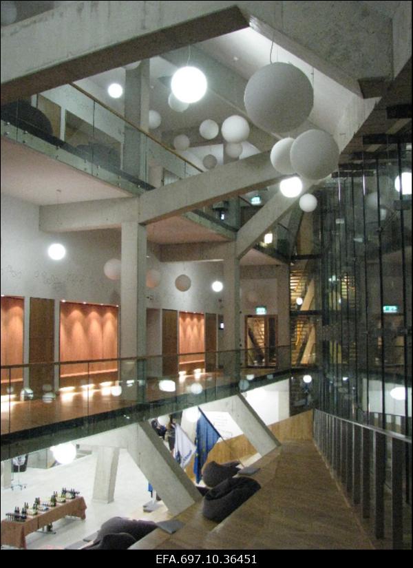 Tartu Ülikooli Narva kolledžihoone. Sisevaade.