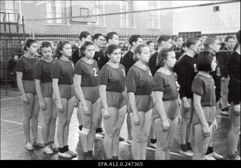 Võrkpallivõistlused Tallinna Ehitustehnikumi võimlas.