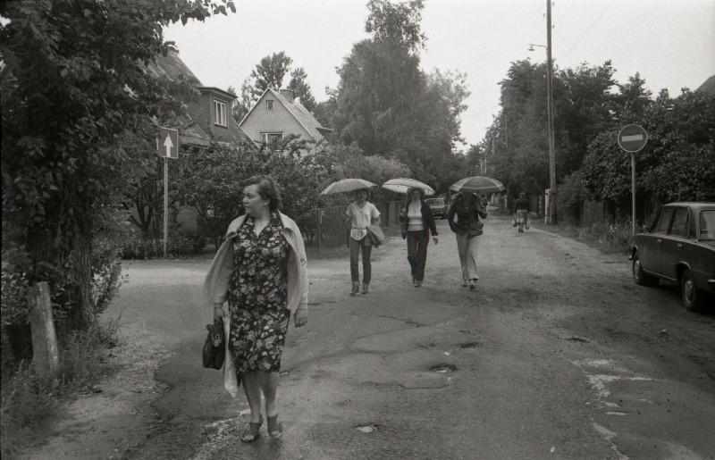 Inimesed vihmavarjudega Pirita tänaval.