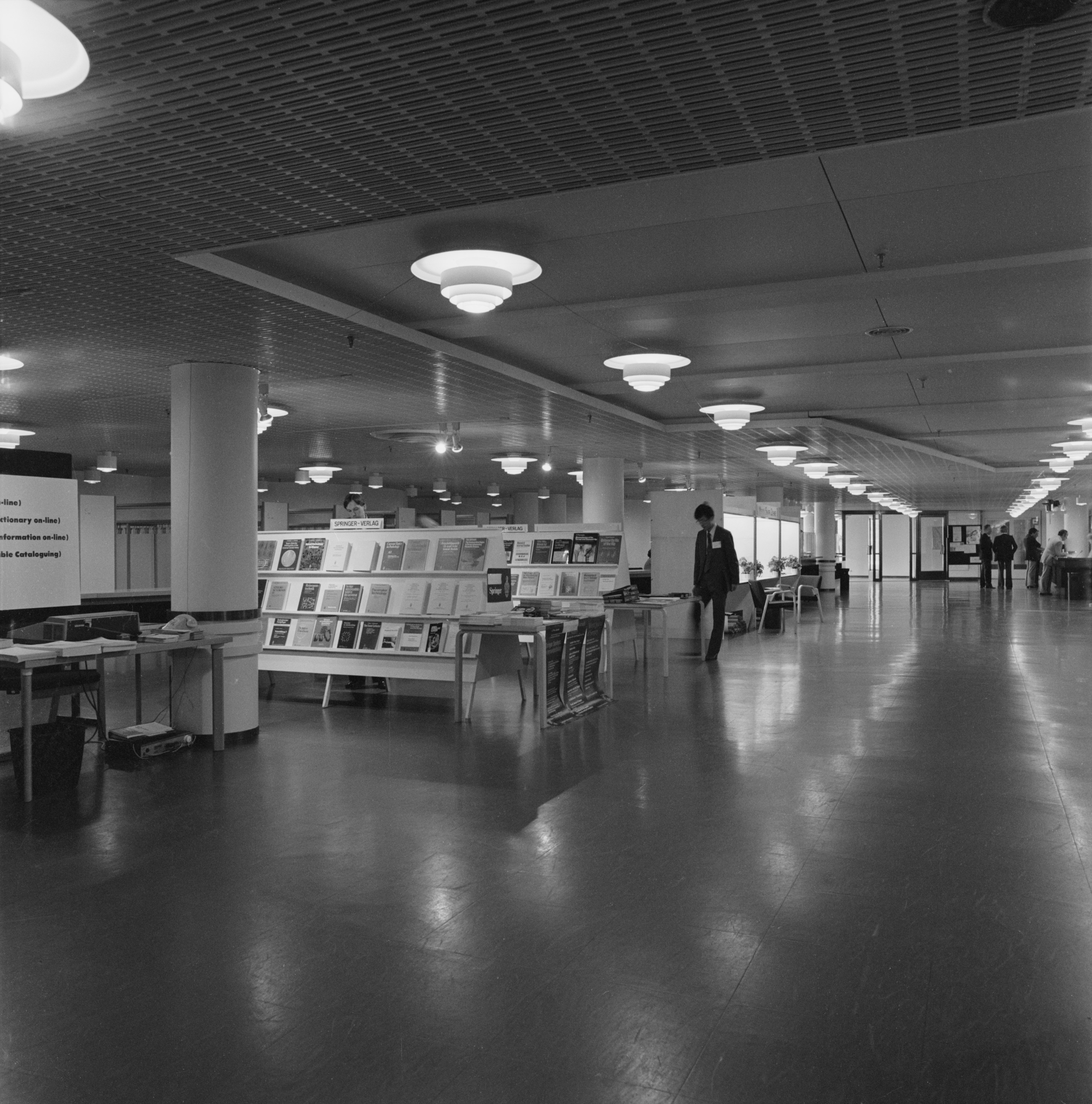 {'fi': 'Finlandia-talo, kongressisiipi', '_type': 'lang'} - Finlandia-talo, kongressisiipi. Arkkitehti Alvar Aalto, valmistunut 1975. -- negatiivi, filmi, mv