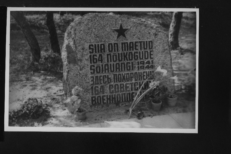 Mälestuskivi Nõukogude sõjavangide matmispaigas Liiva kalmistul.