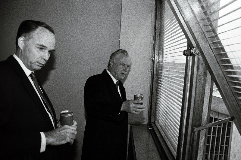 Taani peaminister Poul Schlüter ja Taani suursaadik Sven-Erik Nordberg Taani saatkonna ruumides Rävala pst.