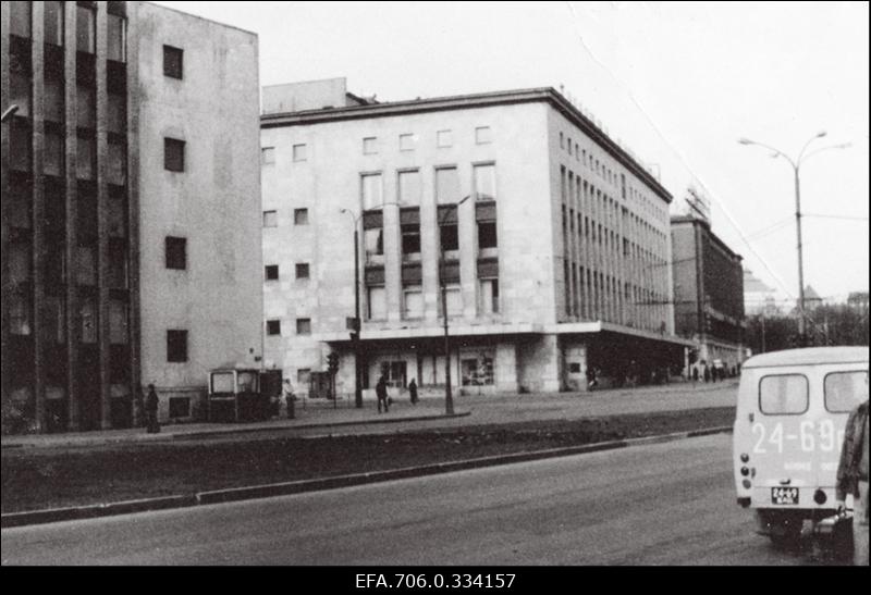 Vaade Tallinna Riikliku Kunstiinstituudi ja Kaubamaja hoonetele.