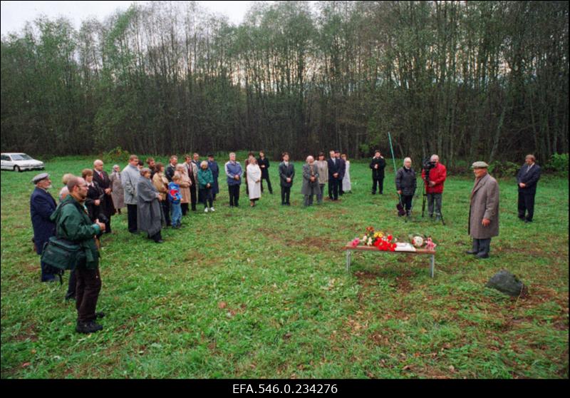 Mälestustahvli avamine Pallaslase Valdemar Väli mälestuseks (sünd.1909) Läänemaal Kullamaa vallas endisest tööstushoonest ainsana tänapäeva jõudnud paekivikorstnale. Kohal on ka kunstnik ise.