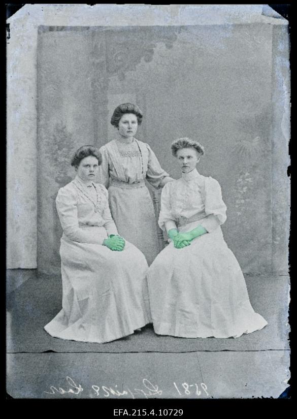 Grupp naisi: Laar (vasakult), [Leppik või Laar] ja Leppik [Lepik].