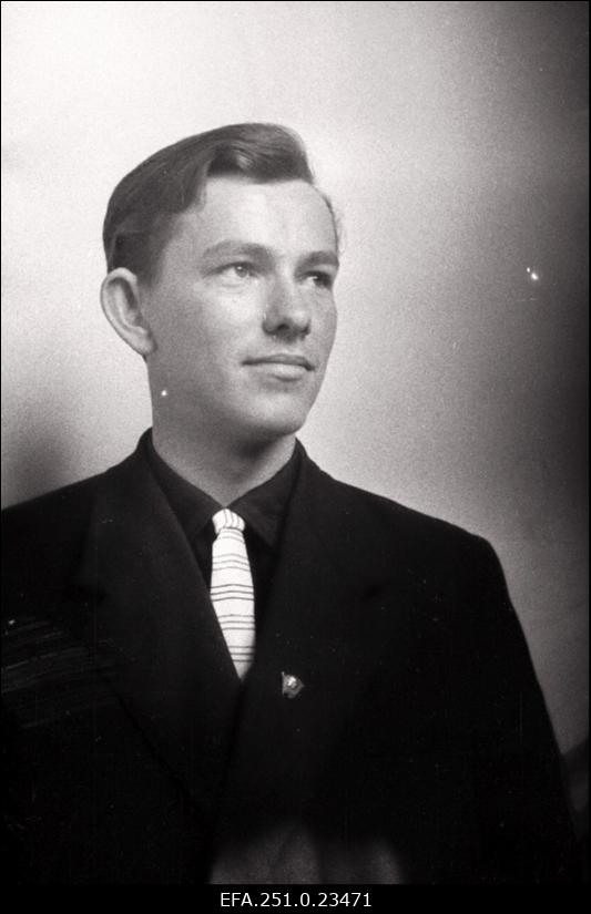 Rapla rajooni Juuru Keskkooli lõpetaja kommunistlik noor Vello Tiimus.