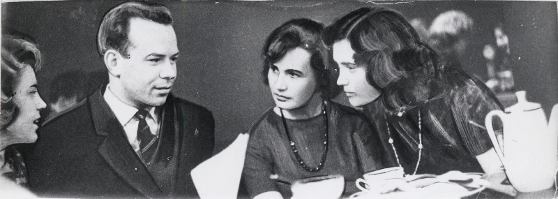 Vabariigi komsomolitöötajad Tallinna noortekohvikus Meloodia vaidlushoos. Vasakult Veera Vimberg Kohtla-Järvelt, Hillar Kala - ELKNÜ Keskkomitee sekretär, Reet Kõlu Harju rajoonist ja Inna Baturin ELKNÜ Keskkomiteest.