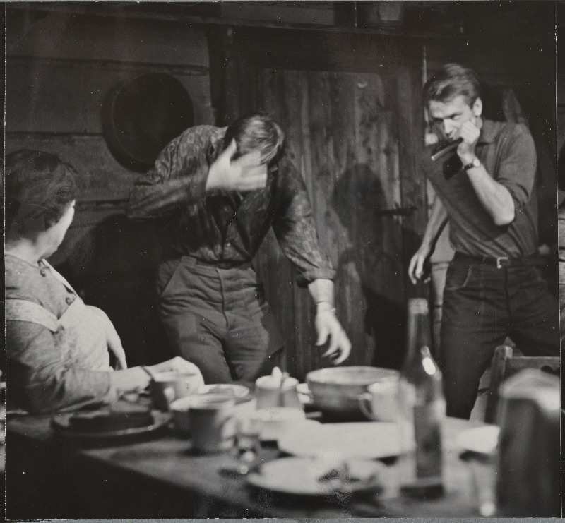 Kaader filmistuudio Tallinnfilm mängufilmist Tütarlaps mustas, vasakult: Kadi - Lisl Lindau, Tanel - Jozas Budraitis ja näitleja Evald Hermaküla.