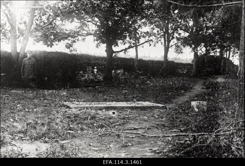 Vabadussõda. Inseneripataljoni 1. sapööriroodu reamees Katkusild (Katkosild, Katkosilt?) kaitseliiniks muudetud Lilienbachi (Lillenbach, Leelenda) mõisa pargis.