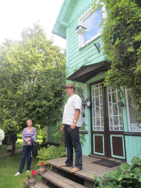 Roogoja aiandustalu. Karla küla aiandustalusid tutvustava Lilleralli külastajad talu õuel. Trepil Roogoja talu omanik Taavi Kivistik.