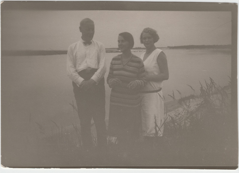 Mees ja kaks naist [Eduard Virgo tuttavad?] ranniku taustal